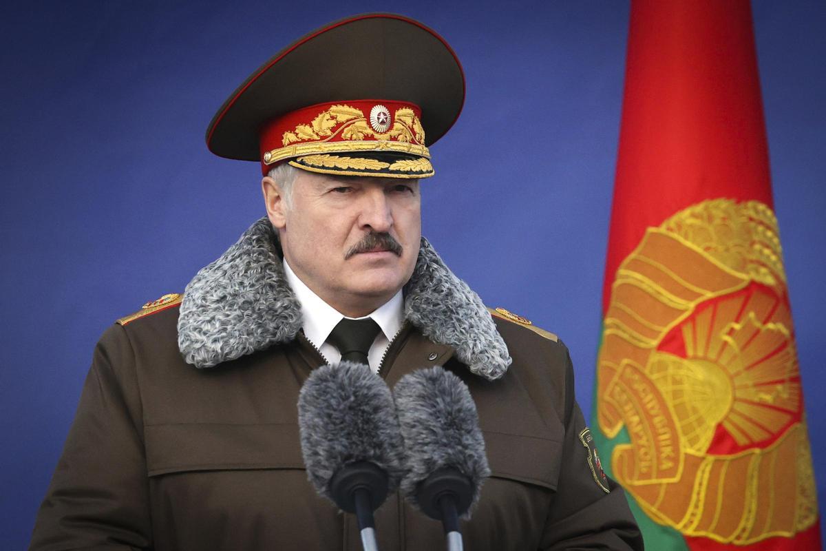 El presidente bielorruso, Aleksander Lukashenko, en un desfile militar.