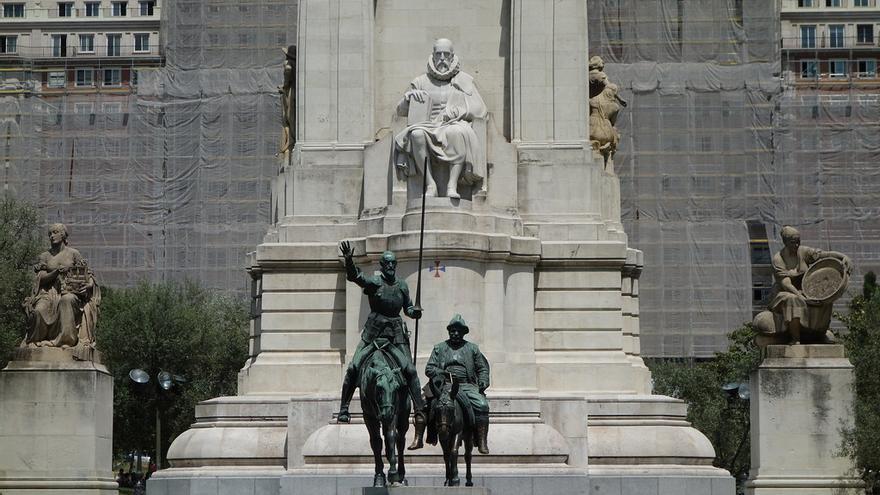 Detalle del monumento a Miguel de Cervantes en la plaza de España
