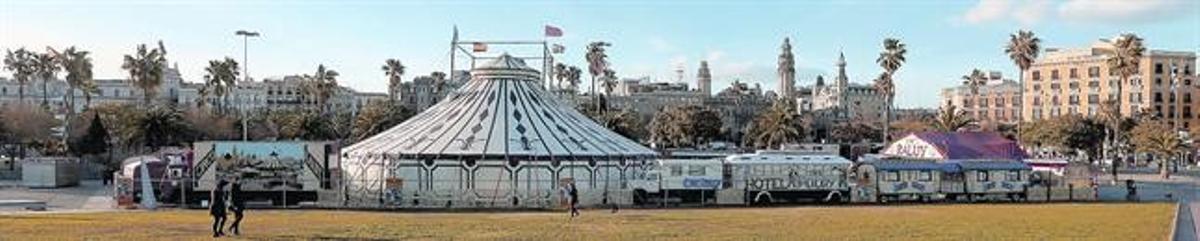 La carpa del circo Raluy, esta semana, en el Port Vell de Barcelona.