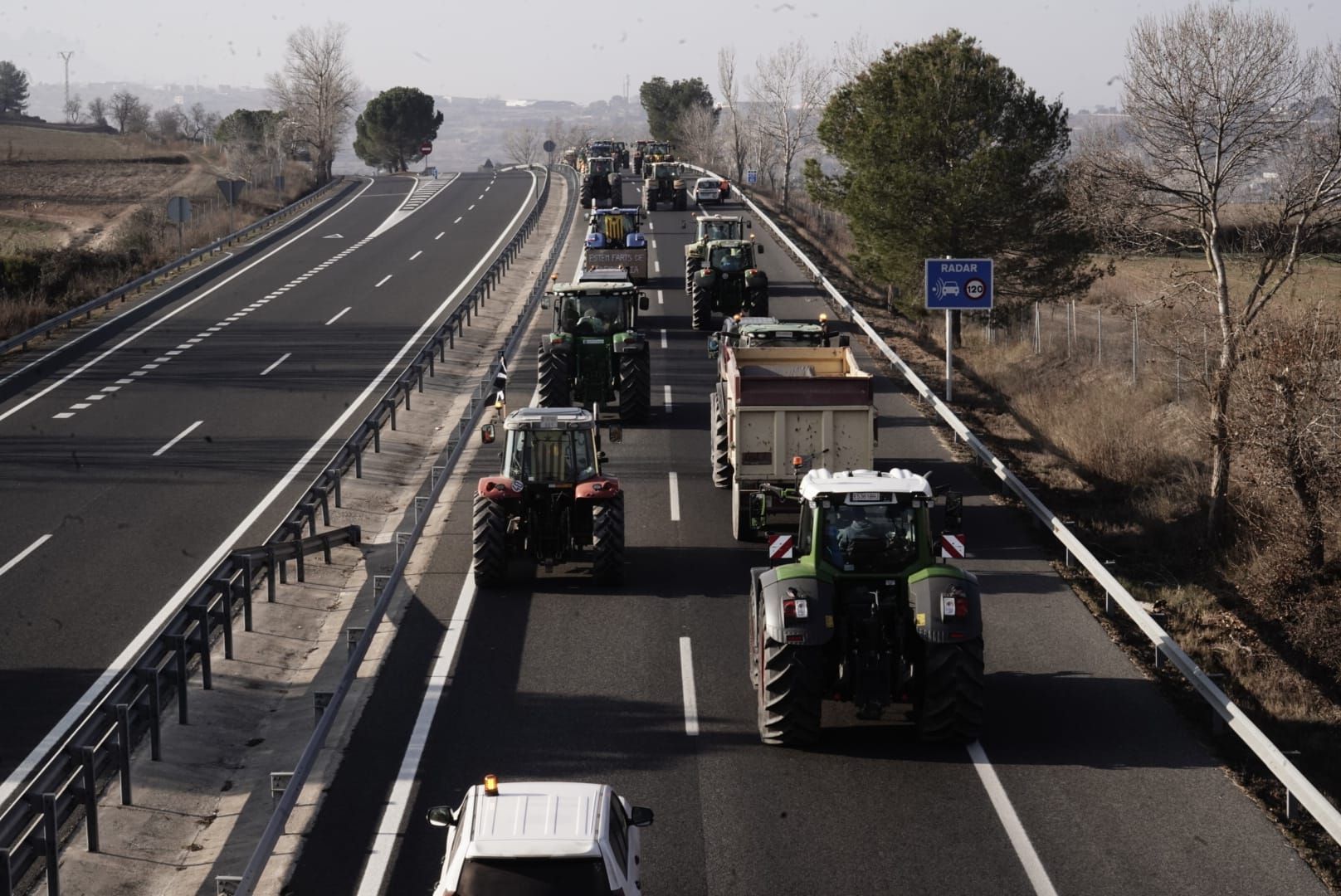 Els pagesos inicien la marxa lenta de tractors cap a Barcelona per la C-16 i reobren la C-25