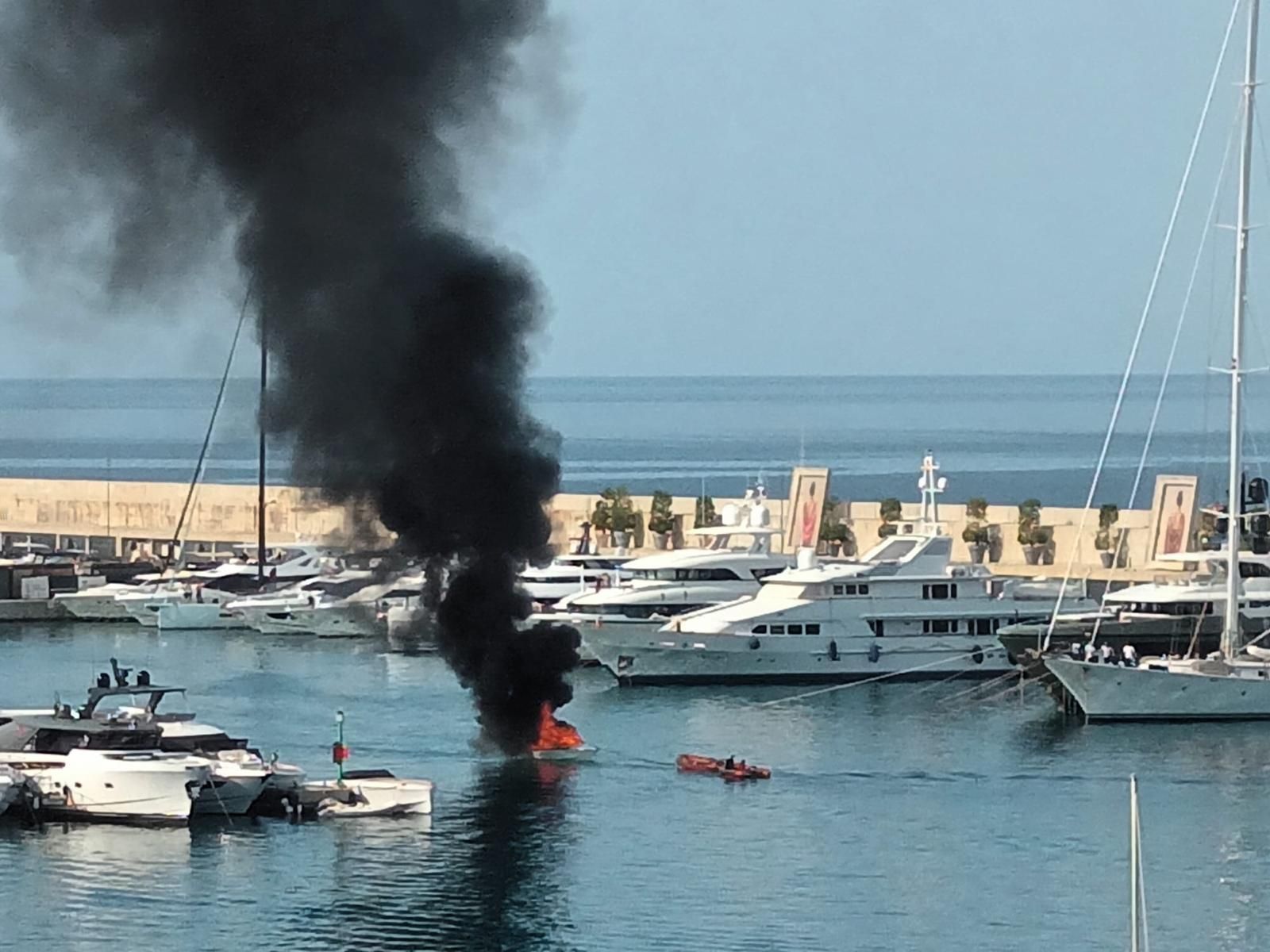 Un incendio destruye una barca en Port Adriano