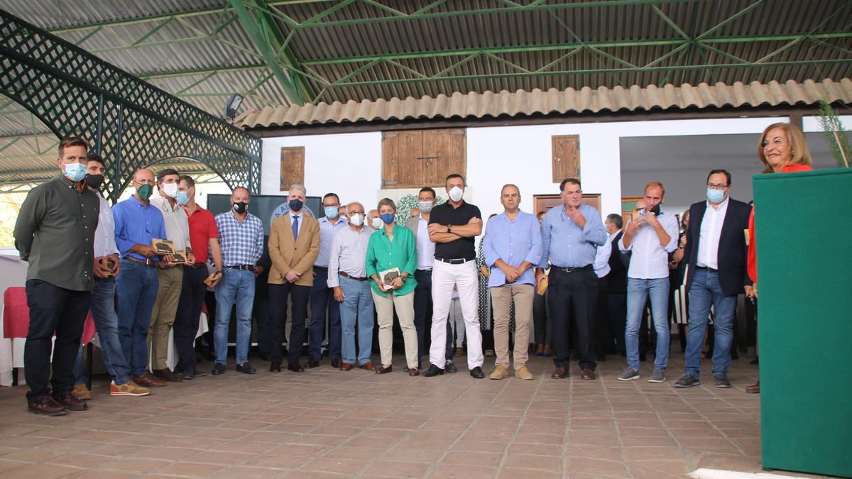 Elena Diéguez, con los ganadores del concurso de porcino. Francisco H. Benegas está en el centro con polo negro.