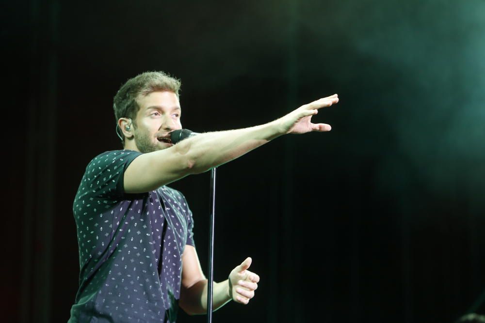 Un momento del concierto  de Alborán en la Plaza de Toros de Alicante.