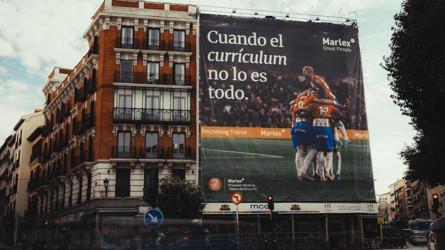 Una gran lona a Madrid per advertir que arriba el Girona