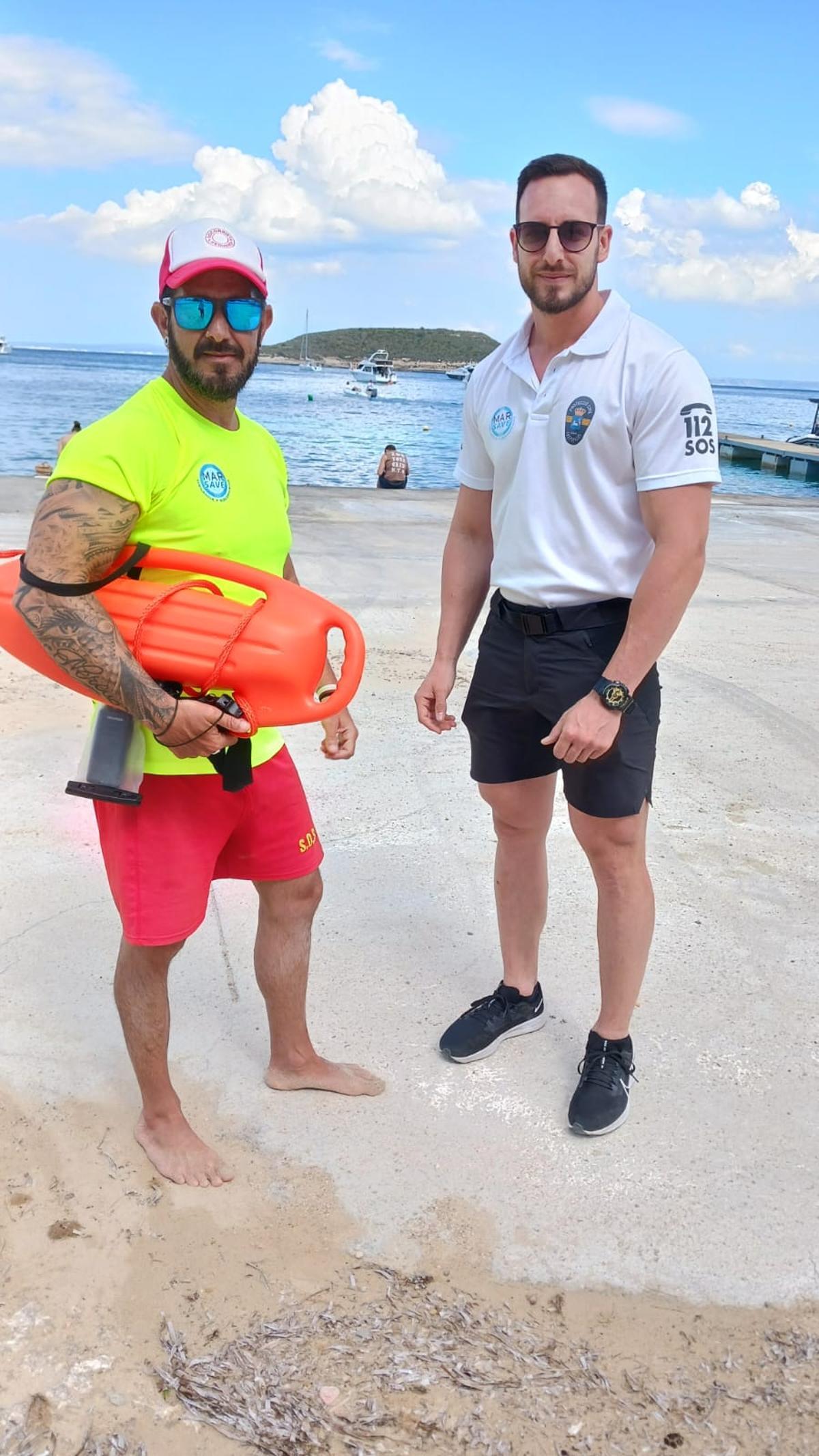 Miguel Lazareno, a la izquierda, supervisor de los socorristas de Magaluf, junto a Antonio Pedregosa, responsable de la empresa.