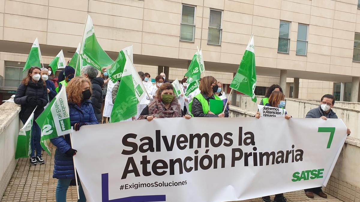 Concentración a las puertas del centro de salud Pirineos, de Huesca.