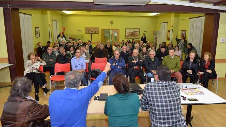 La reunión atrajo a numerosos residentes. // G. Santos