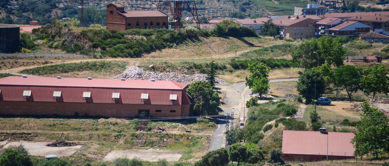 Escombros en una zona del centro de Valcorchero en Plasencia.