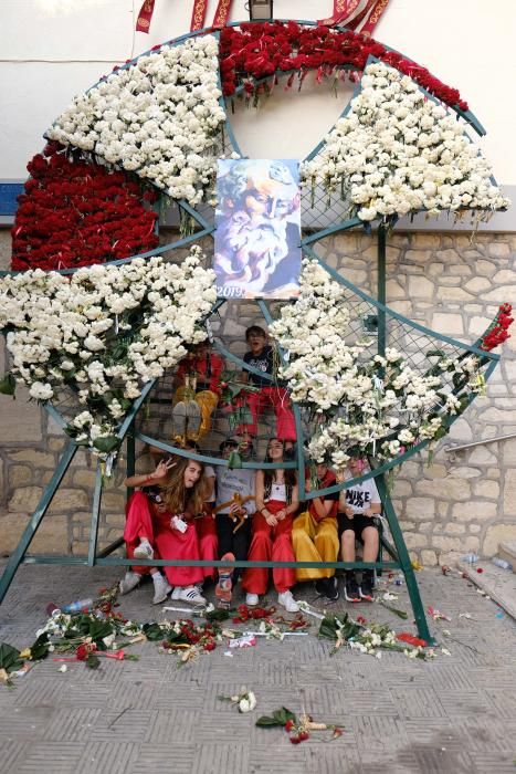 Miles de devotos festeros acompañaron al santo anacoreta en la sobria y tradicional Procesión