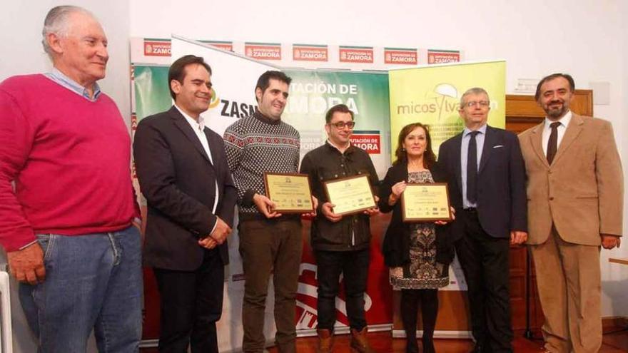 Representantes de Azehos, Diputación y Ayuntamiento junto a los tres cocineros premiados.