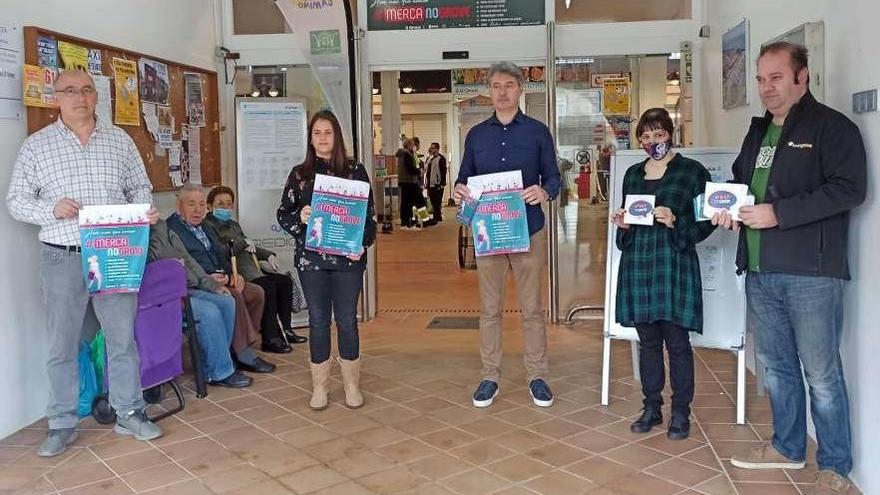 La presentación de la campaña &quot;Merca no Grove&quot;, ayer a las puertas de la plaza de abastos. // Muñiz