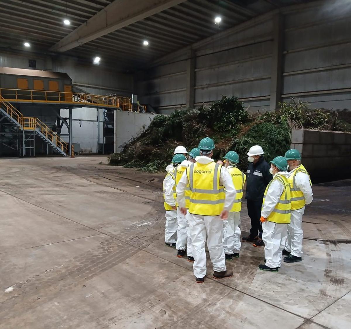 Un momento de la visita a la planta de Vilanova de Arousa. | FDV