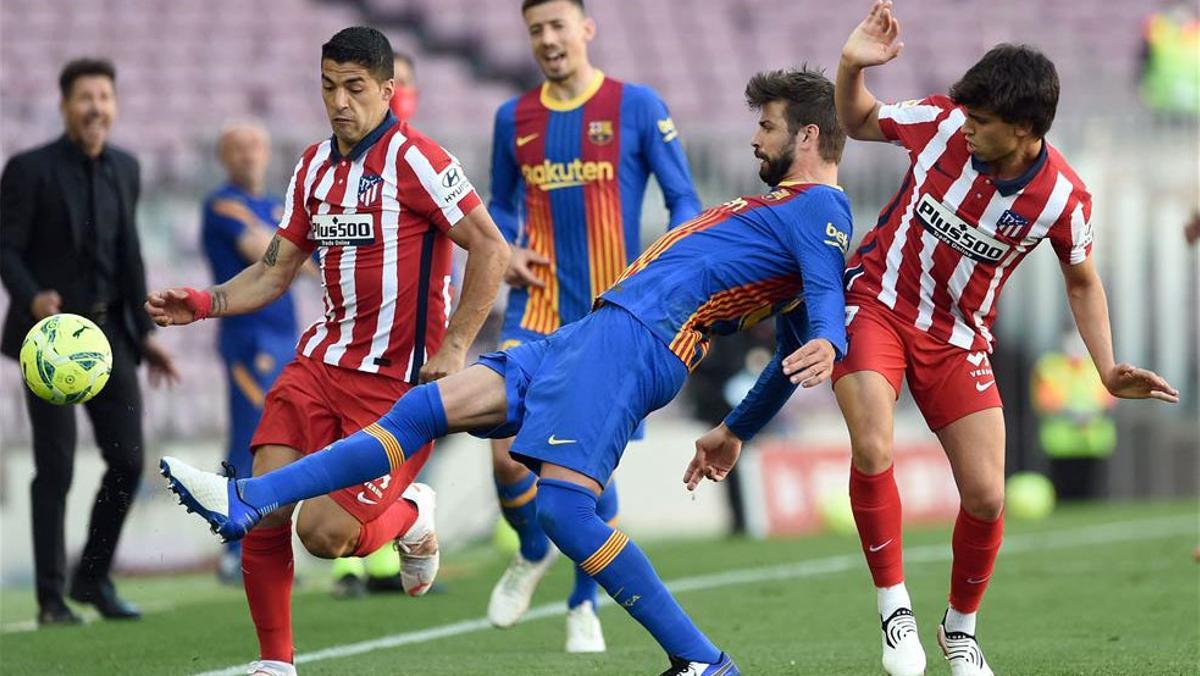 Suárez y Piqué se las tuvieron en el Camp Nou