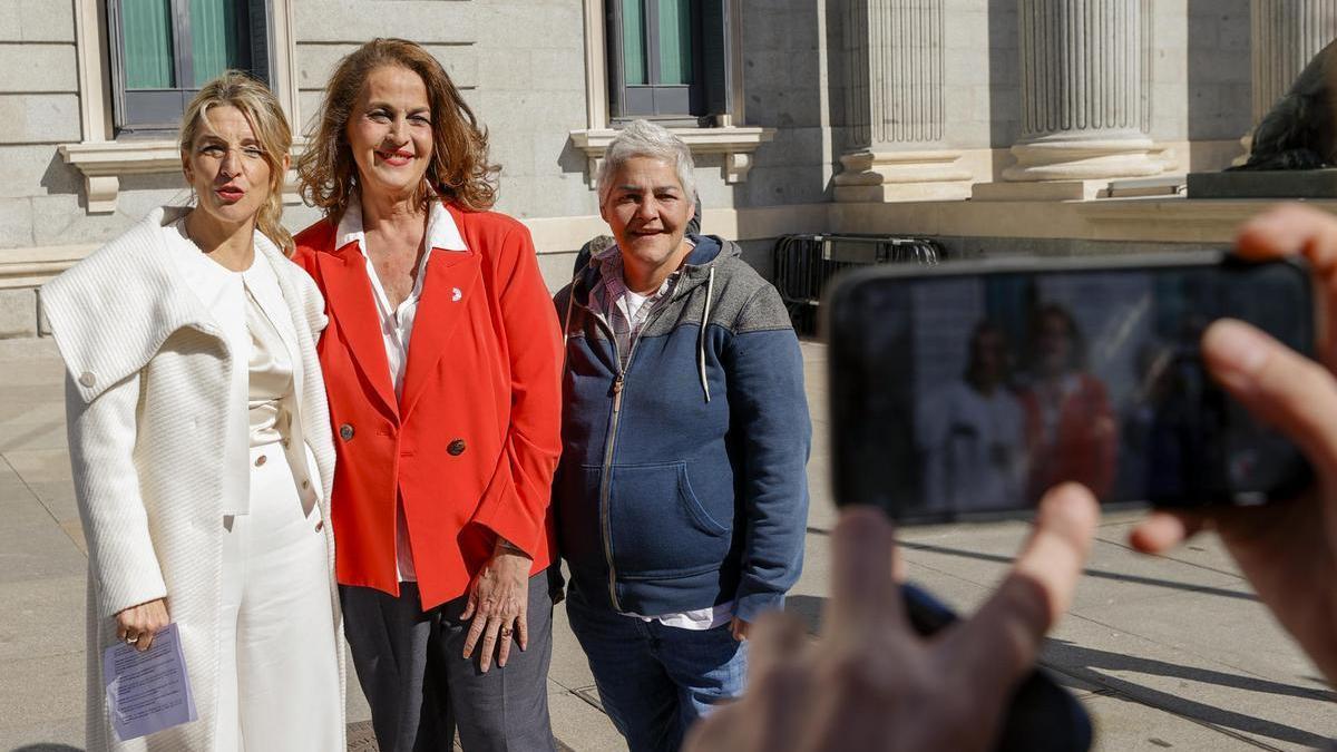 La vicepresidenta Yolanda Díaz con la activista Carla Antonelli y la directora general de Derechos LGTBI del Ministerio de Igualdad, Boti García.