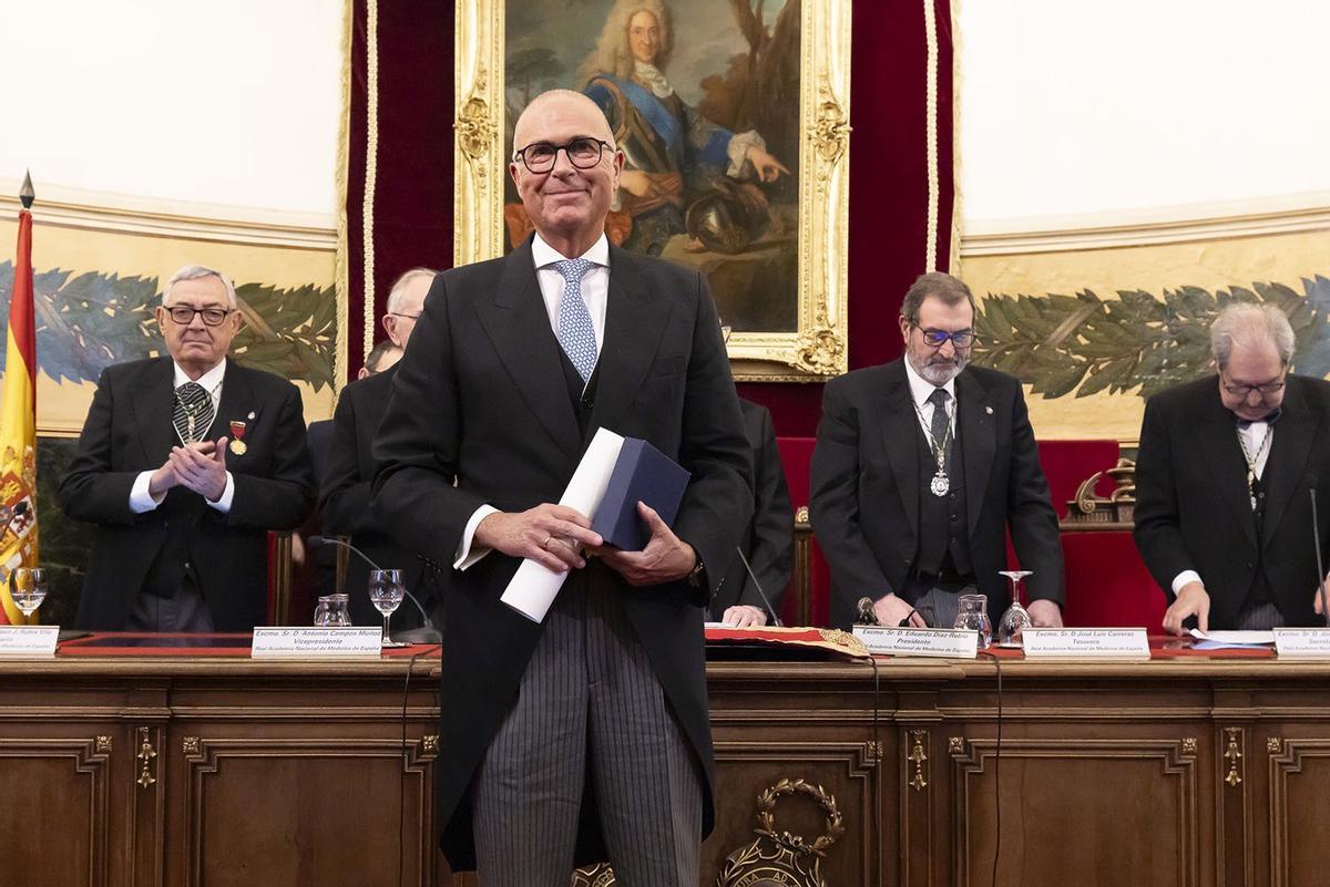 El catedrático de la UMA Pablo Lara tras recoger el Premio de Educación y Docencia Médica 2025