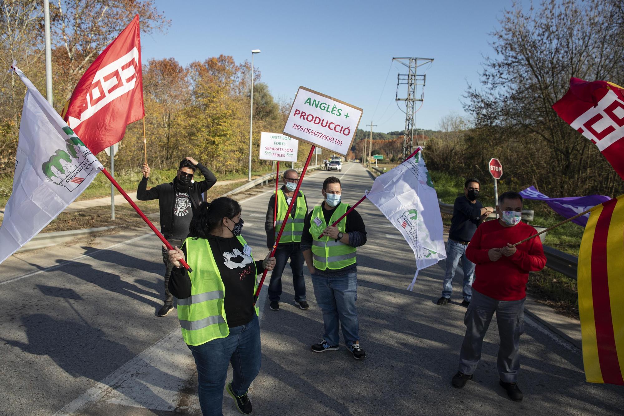 Una vintena de treballadors tallen la carretera d'Anglès per protestar contra la deslocalització de l'empresa tèxtil