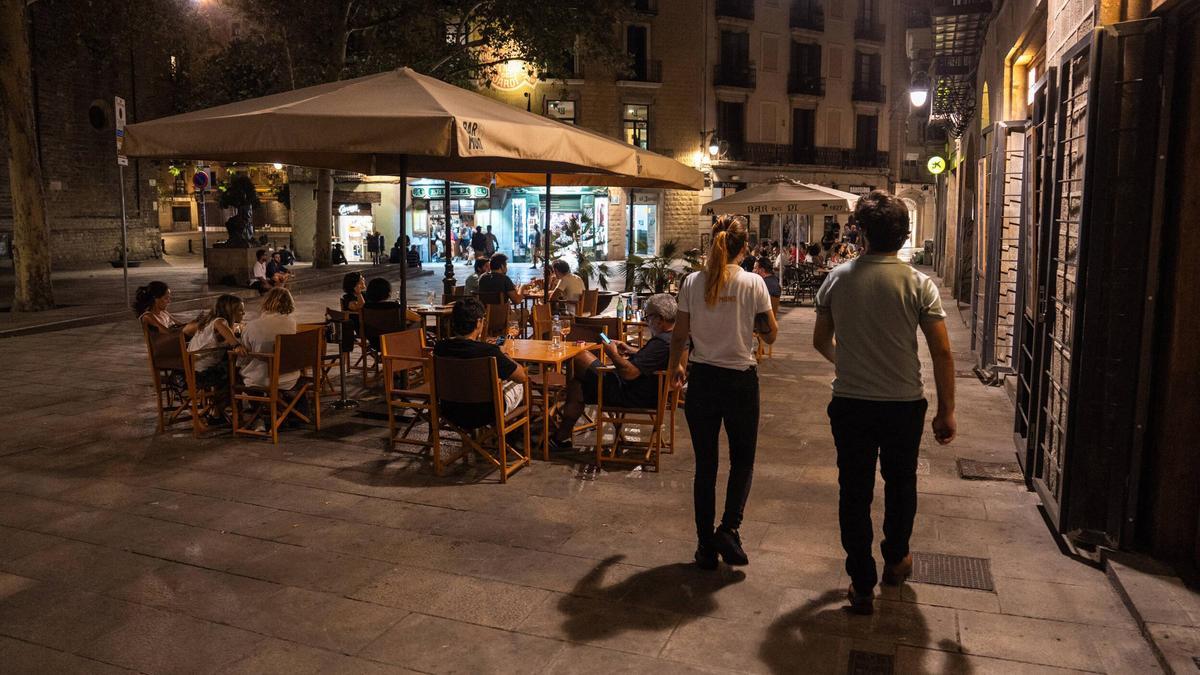 Barcelona mantiene hasta el 2028 la prohibición de 'rutas de borrachera' nocturnas en Ciutat Vella