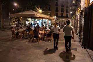 Barcelona mantiene hasta el 2028 la prohibición de 'rutas de borrachera' nocturnas en Ciutat Vella