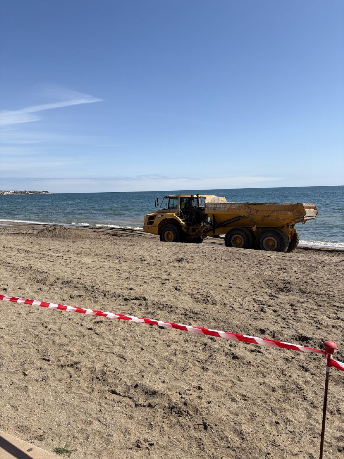 El Ayuntamiento de Mijas está invirtiendo 247.000 euros con maquinaria pesada para dejar las playas listas para Semana Santa.