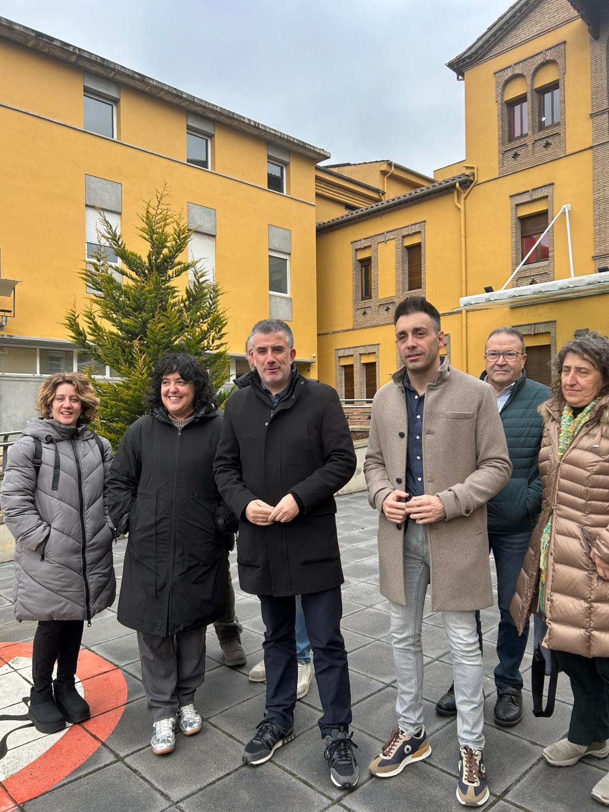 Jordi Viñas, amb altres representants d’ERC, a la sortida de la reunió amb el patronat de l’Hospital de Campdevànol.