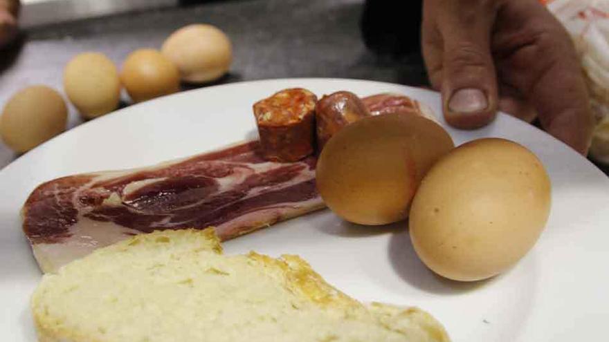 1- Pan, jamón y huevos, ingredientes fundamentales, acompañados de chorizo. 2- Varias personas comen &quot;dos y pingada&quot; en el Motín de la Trucha. 3- Un plato, listo para comer . 4- Es fundamental que el jamón esté en su punto. 5- Dos platos en el Motín de la Trucha. 6- Los bares sirvieron ayer miles de raciones de &quot;dos y pingada&quot;. 7- Los zamoranos dieron buena cuenta de un plato típico. 8- Una de las múltiples variantes del &quot;dos y pingada&quot;. 9- Con el paso de los años, se han añadido más embutidos.