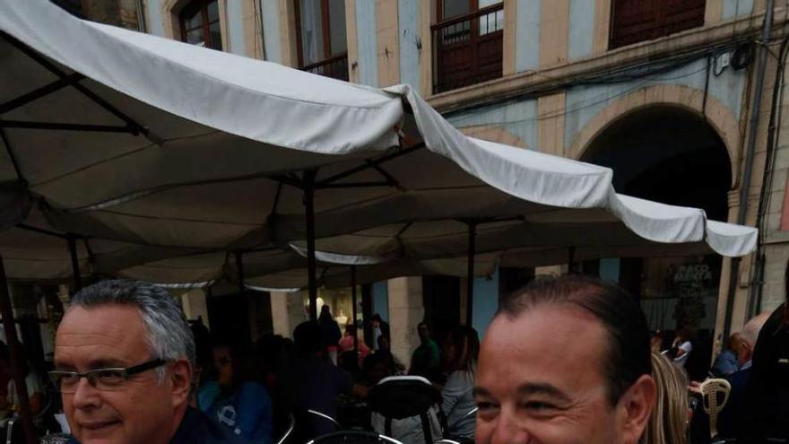 José Gómez, Joselito (a la derecha), con su amigo Juan García, miembro de la Sociedad de Amigos de Avilés, en la plaza de España.