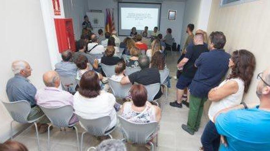 Público asistente al acto. Una parte no pudo acceder al interior de la sala.