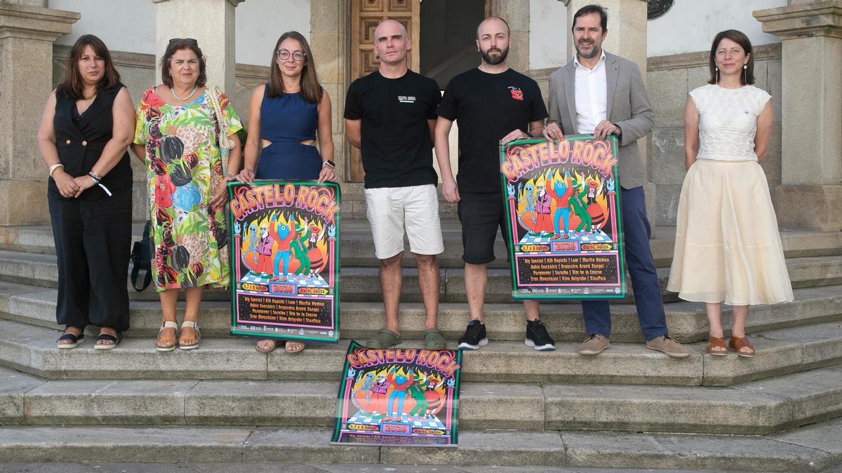Representantes da organización no centro, coas autoridades, na presentación do festival.