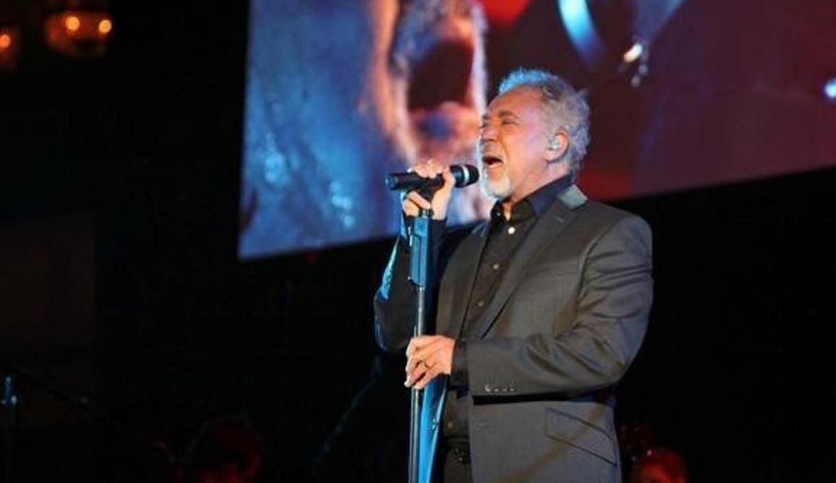 El cantante Tom Jones, durante un concierto.