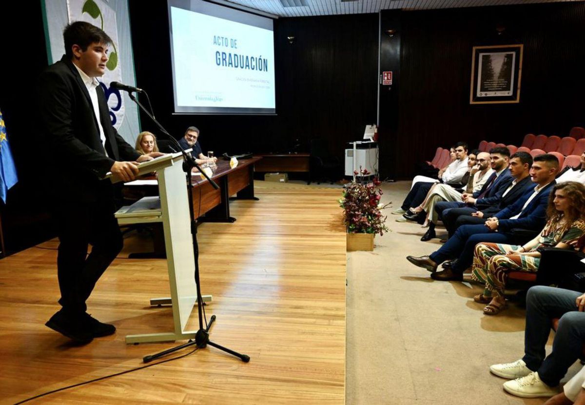 Acto de graduación de los nueve titulados de Forestais. |  R. Vázquez