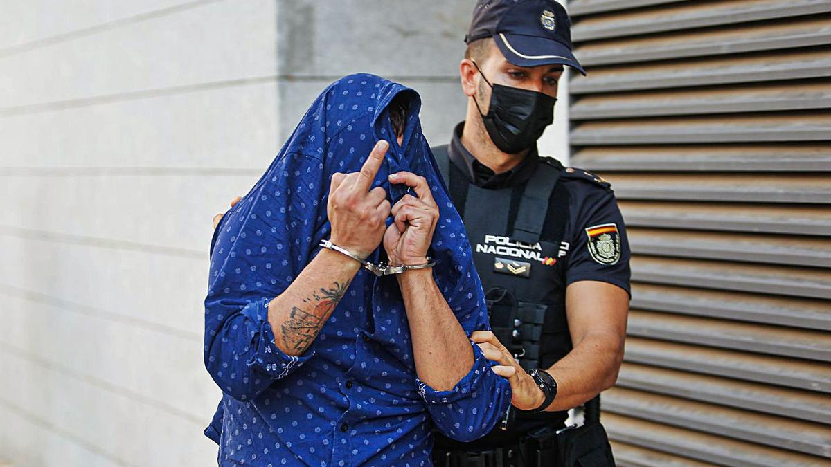 El detenido entrando en los juzgados ayer por la mañana. | TONI ESCOBAR