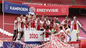 La plantilla del Ajax levantando su 35º título de liga. 