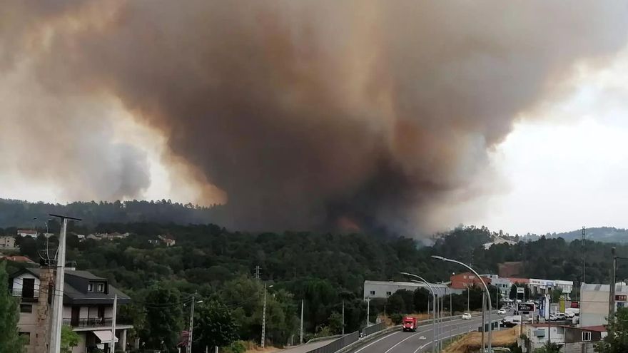 Cortada la circulación de trenes entre Galicia y Madrid por un potente incendio en Ourense
