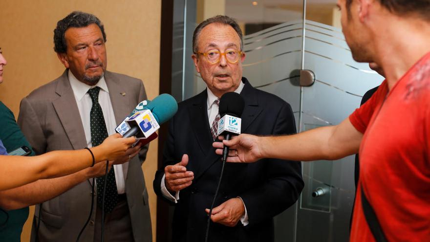 El catedrático Gil Olcina, en el centro de la imagen, junto al presidente del Rotary Club de Benidorm, Jaume Lloret