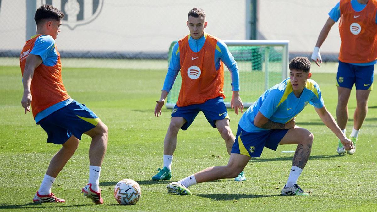 Patricio Pacífico en un rondo con el primer equipo del Barça