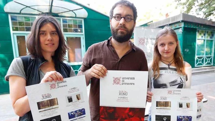 Laura Tuero, Diego Díaz y Xana Ebrecht, organizadores del ciclo, ayer, en el Pavo Real.