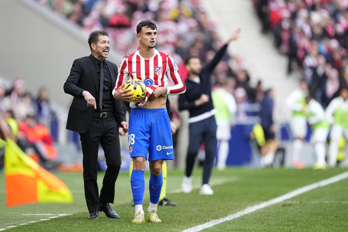 Marc Pubill, con Simeone detrás de él.