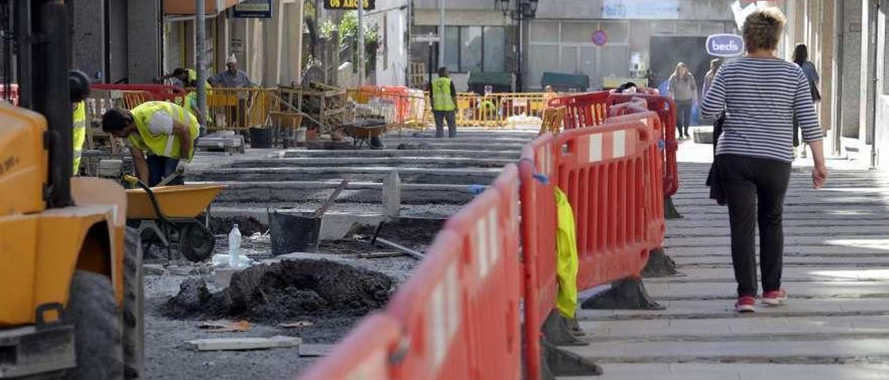 Obras de peatonalización de una calle de Lalín el pasado mayo. // Bernabé/Javier Lalín