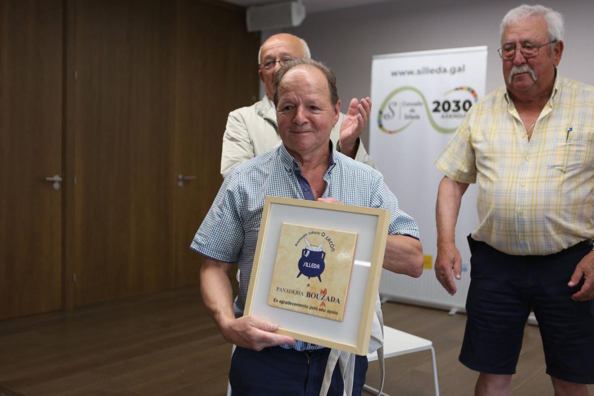 Manuel Bouzada recibió una placa de agradecimiento.