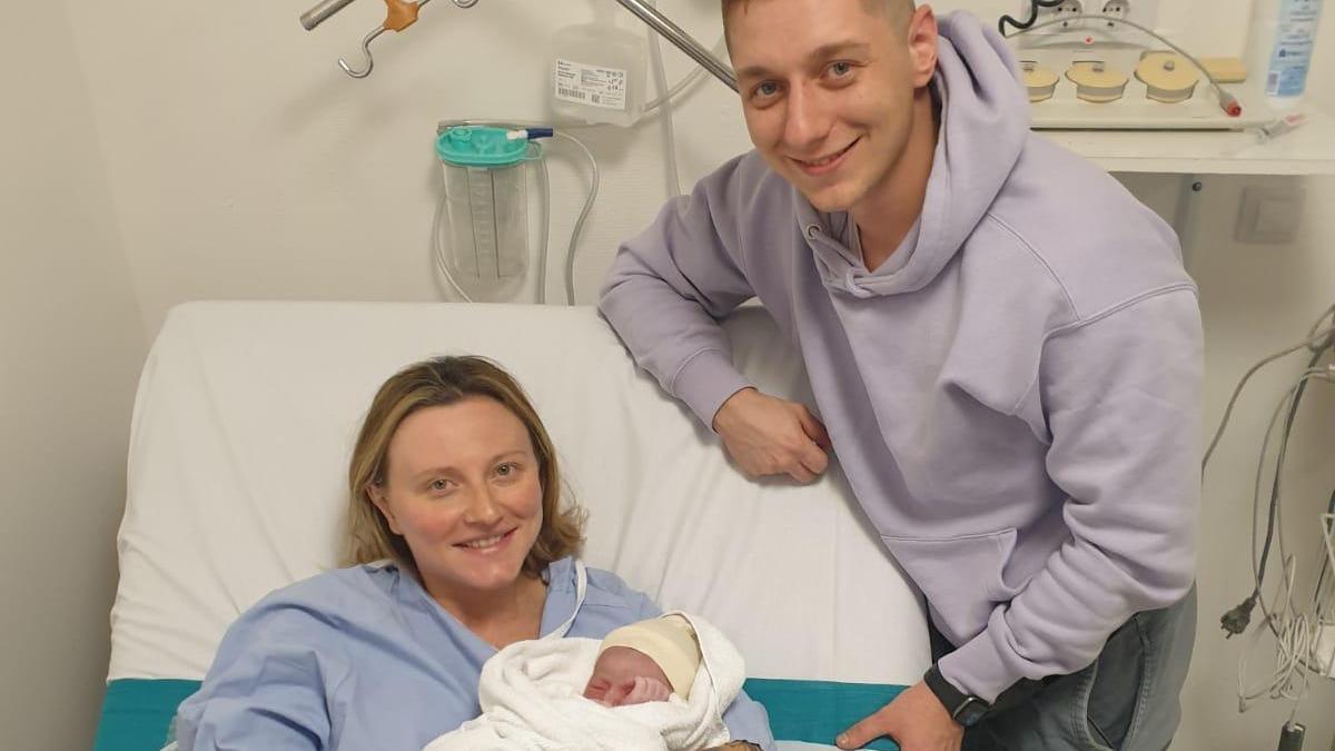 Emilia Kultysheva junto a sus padres en el Hospital Universitario de Torrevieja