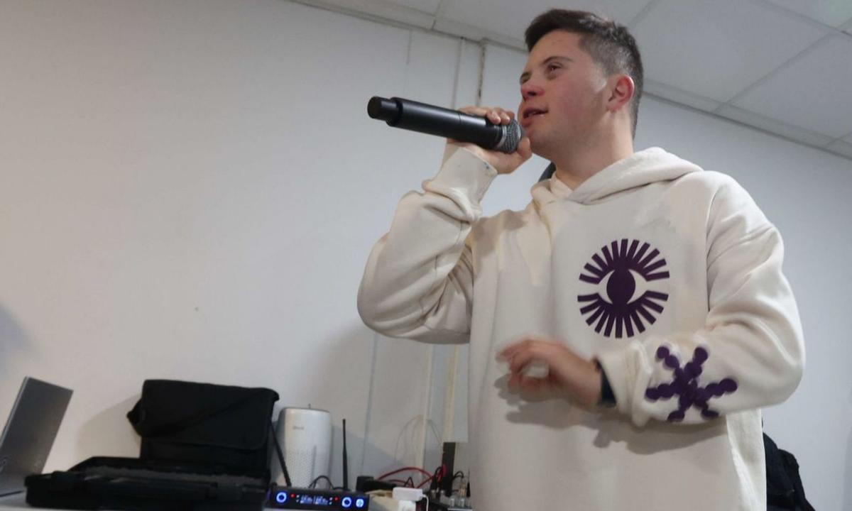 Víctor, con el micro, durante su turno de improvisación. | Iago López