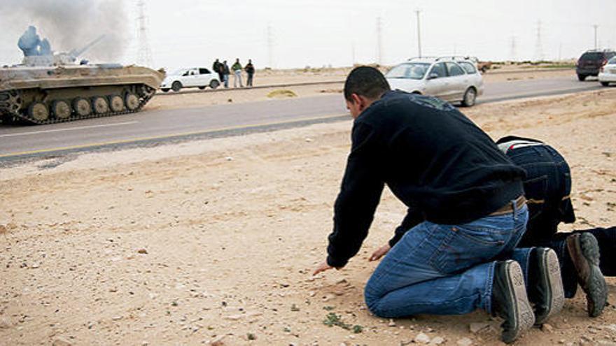 Integrantes de las fuerzas insurgentes en las proximidades de la ciudad de Ajdabiya, este miércoles