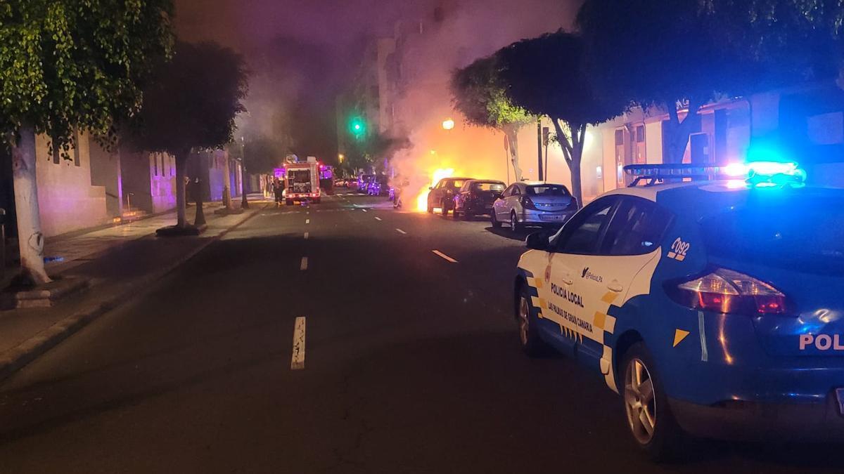 Arden dos coches y tres contenedores de basura en Tomás Morales