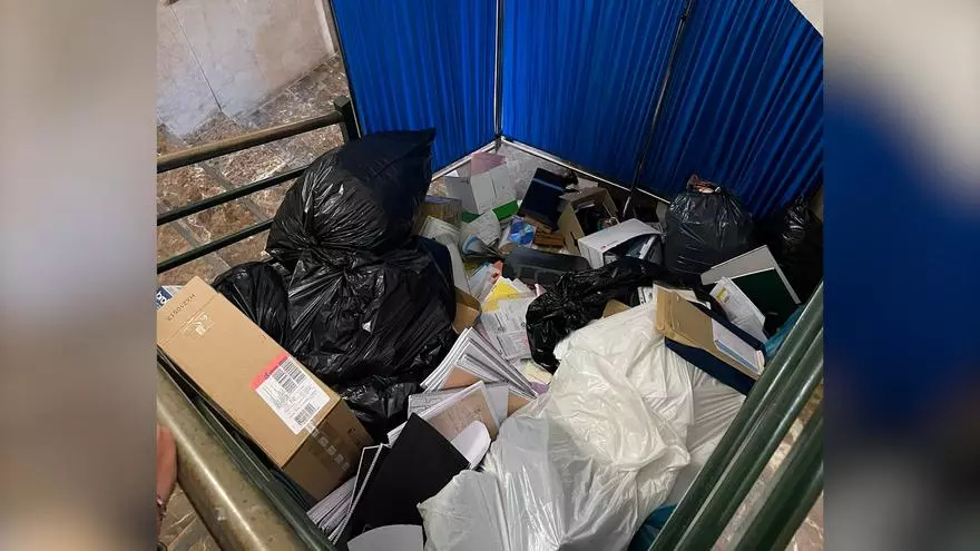 Una montaña de expedientes judiciales tirados en el hueco de la escalera, en los nuevos tribunales de instancia de Manacor