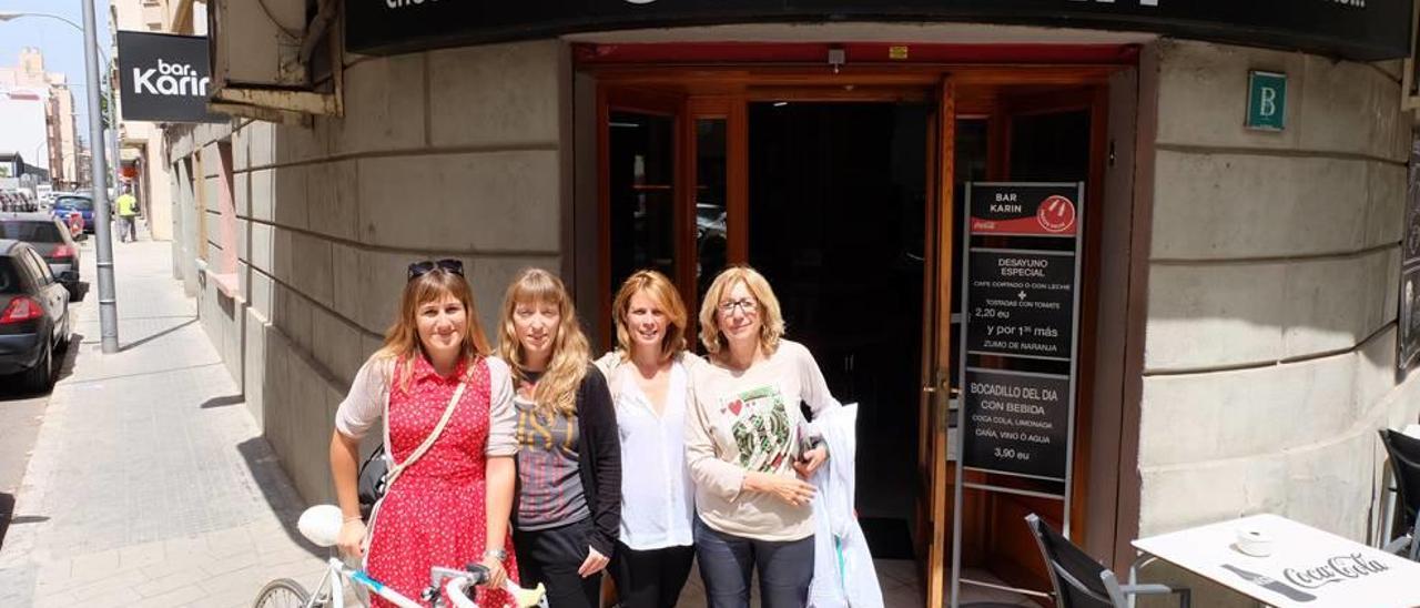 Verónica Lorenzo, Ruth Valencia, Mari Pau Ruiz y Esther Olondriz viven o han vivido en el edificio de Casas.