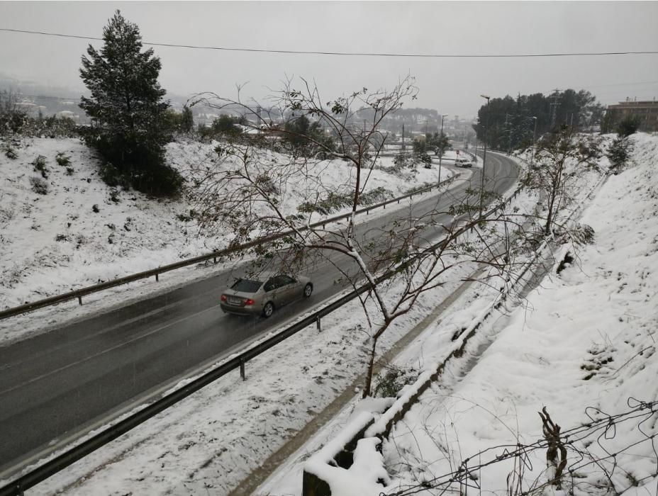 Un gran manto de nieve cubre Ontinyent.