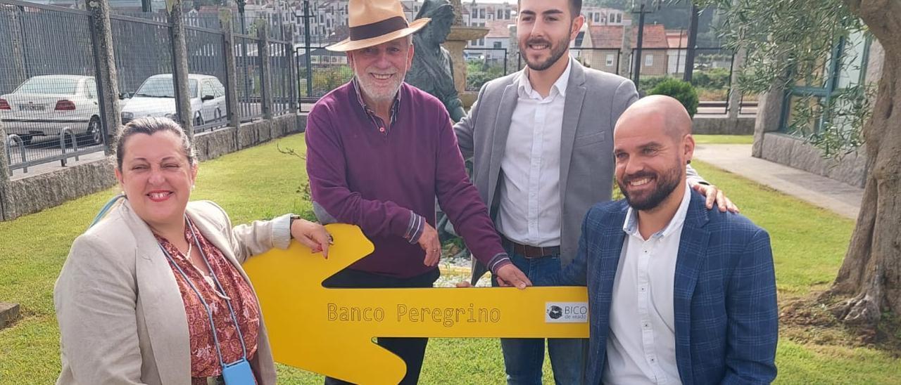 Yoya Blanco, Celestino Lores, Jonathan Matos e Iván Puentes, esta mañana en el nuevo BanPe instalado en los accesos al Albergue.