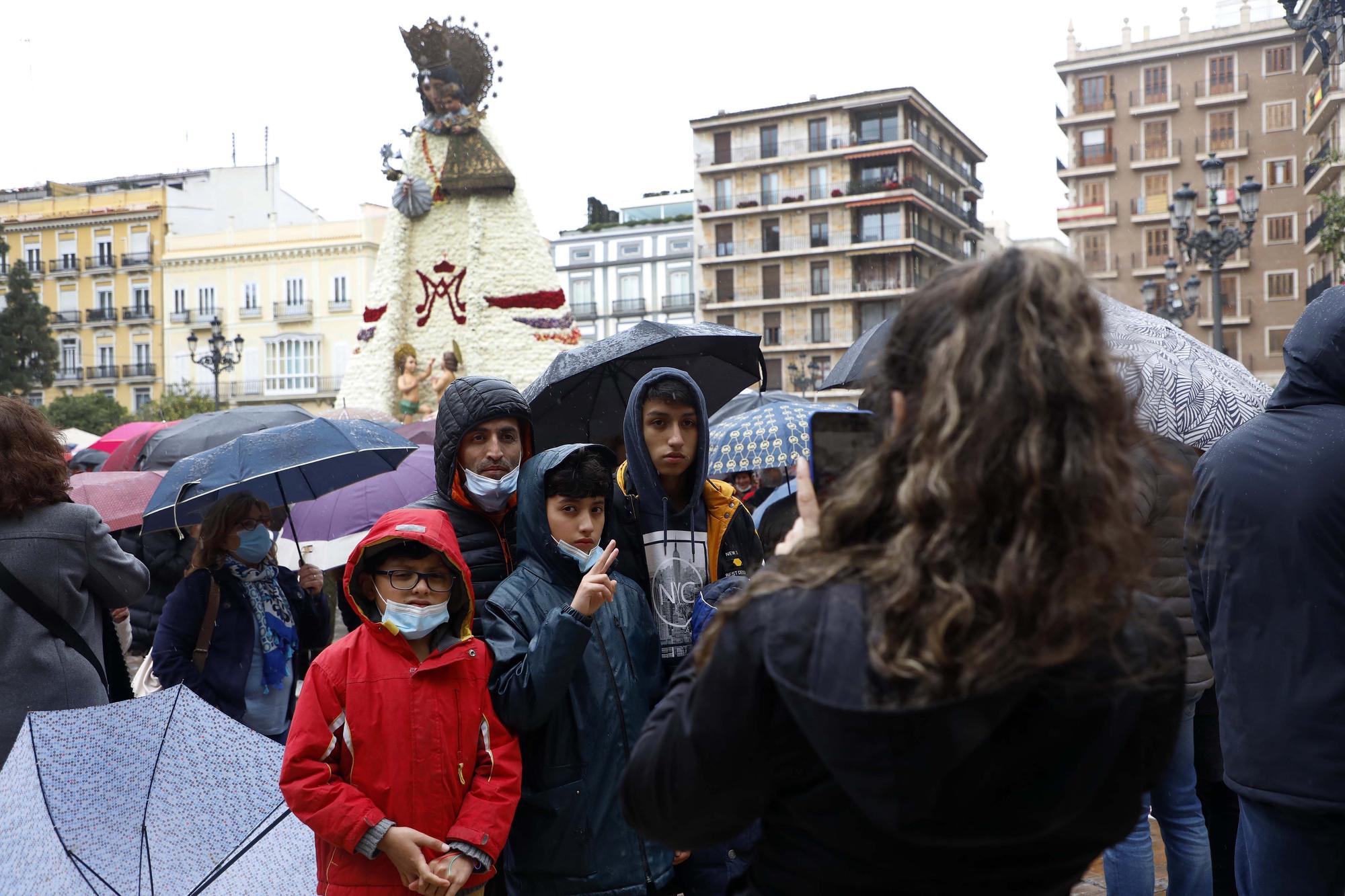 Cientos de personas se acercan a visitar el manto de la Virgen