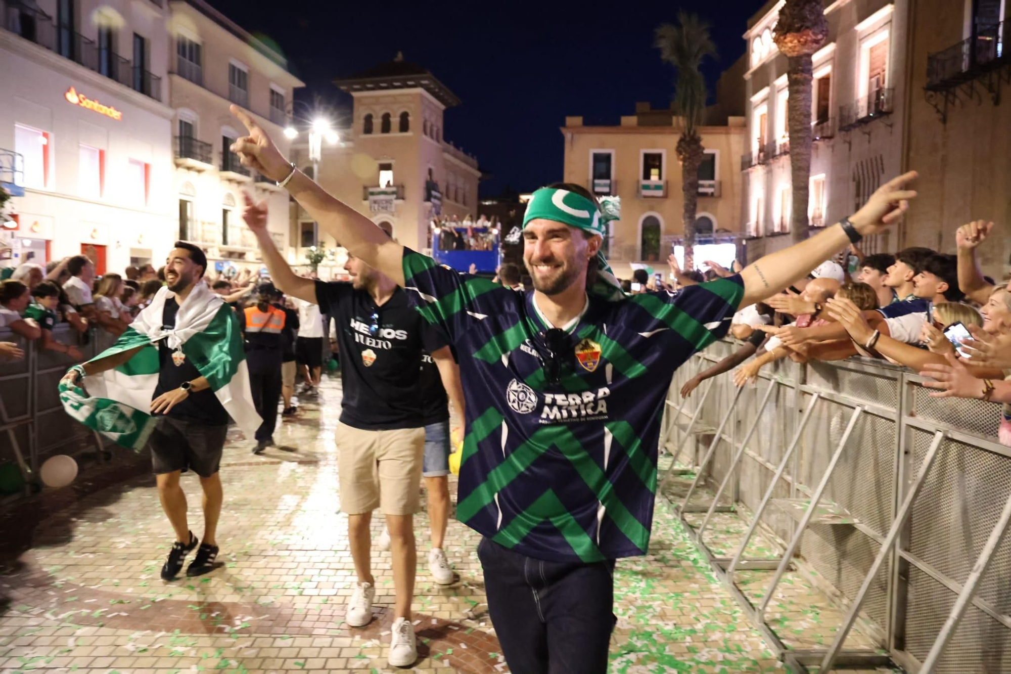 El Elche CF celebra el ascenso a Primera con una rúa en autobús hasta la Plaça de Baix