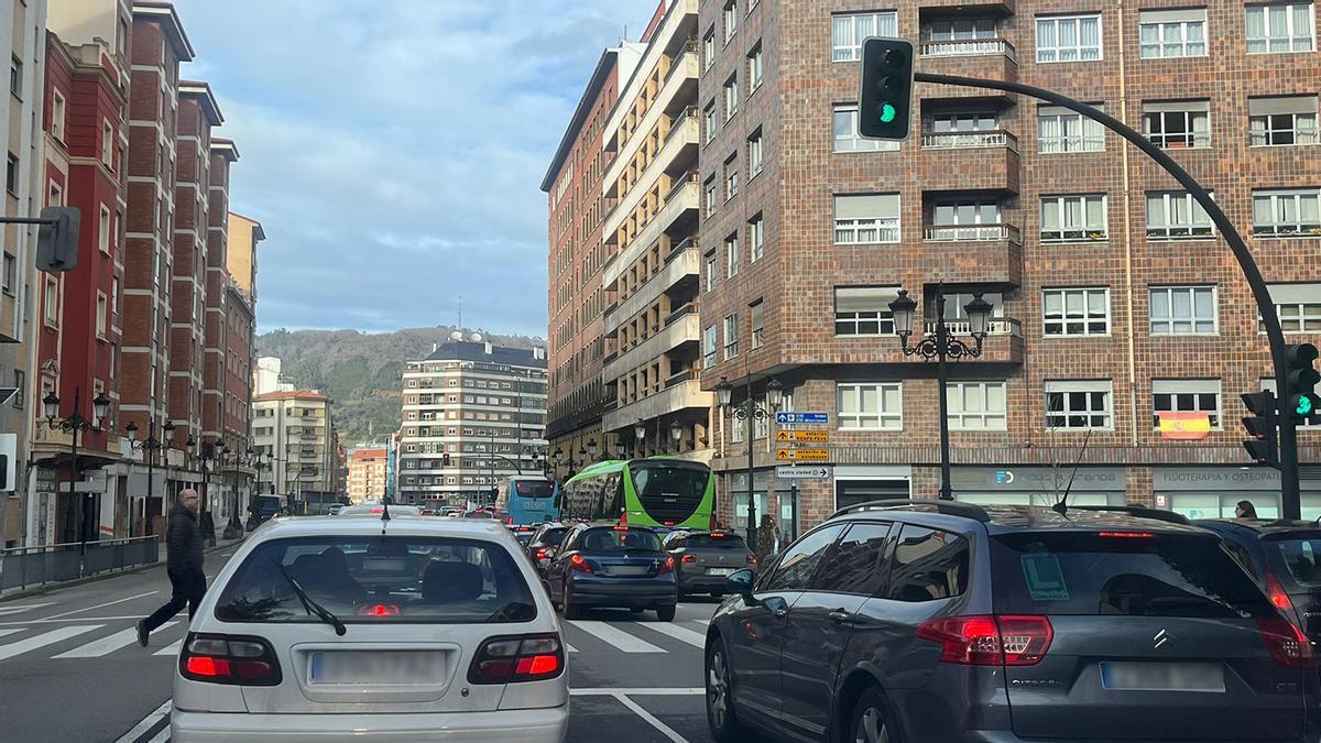 Atascos en la avenida Hermanos Menéndez Pidal pasadas las tres de la tarde.